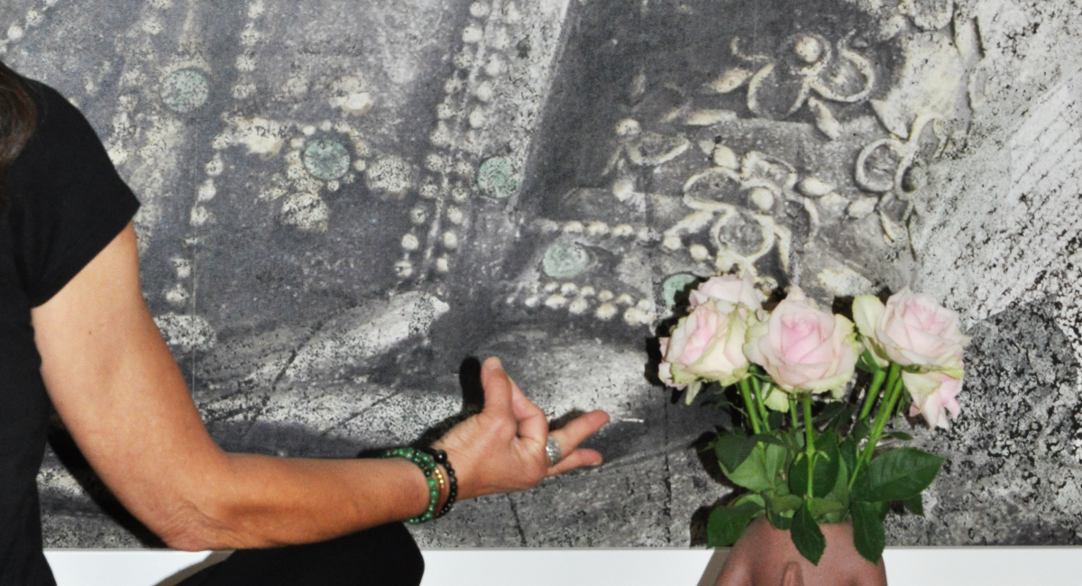 Sabines Hand im Yogasitz im Studio